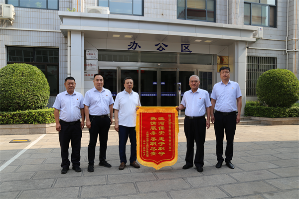 忠于職守?fù)?dān)責(zé)任　盡職盡責(zé)樹(shù)典范